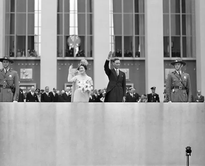 Framed Print : King George, Queen Elizabeth Waving Framed Print : King George, Queen Elizabeth Waving