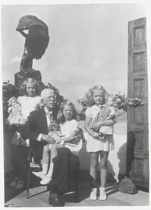 Framed Print : King Gustaf V with His Great Grandchildren Framed Print : King Gustaf V with His Great Grandchildren