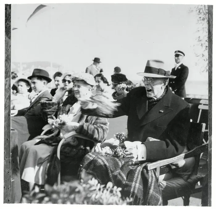 Framed Print : King Gustav Throwing a Wreath Framed Print : King Gustav Throwing a Wreath