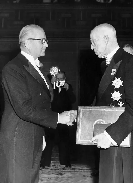 Framed Print : King Gustav V Presenting Nobel Prize at Ceremony Framed Print : King Gustav V Presenting Nobel Prize at Ceremony