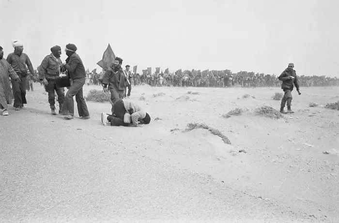 Framed Print : King Hassan Marcher Kissing Soil of the Sahara Framed Print : King Hassan Marcher Kissing Soil of the Sahara