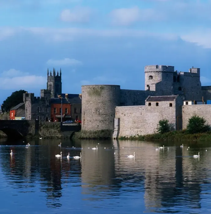 Framed Print : King Johns Castle, Co Limerick, River Shannon, Ireland Framed Print : King Johns Castle, Co Limerick, River Shannon, Ireland