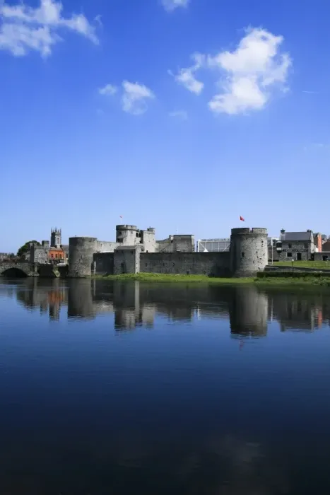 Framed Print : King Johns Castle on the Shannon River, Limerick, Ireland Framed Print : King Johns Castle on the Shannon River, Limerick, Ireland