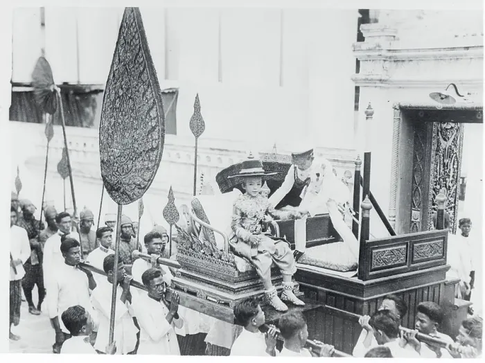 Framed Print : King Prachatipok Helping Son onto Platform Framed Print : King Prachatipok Helping Son onto Platform