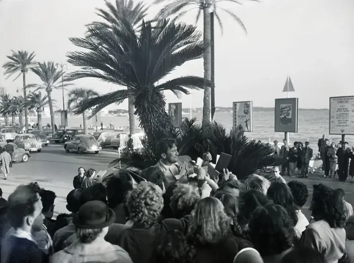 Framed Print : Kirk Douglas Surrounded By Crowd