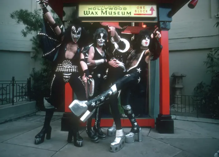 Framed Print : Kiss At Grauman's Cninese Theatre Framed Print : Kiss At Grauman's Cninese Theatre