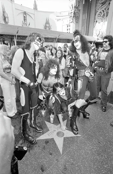Framed Print : Kiss At Grauman's Cninese Theatre Framed Print : Kiss At Grauman's Cninese Theatre
