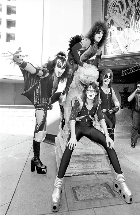 Framed Print : Kiss At Grauman's Cninese Theatre Framed Print : Kiss At Grauman's Cninese Theatre
