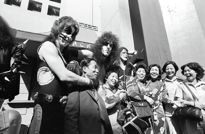 Framed Print : Kiss At Grauman's Cninese Theatre Framed Print : Kiss At Grauman's Cninese Theatre