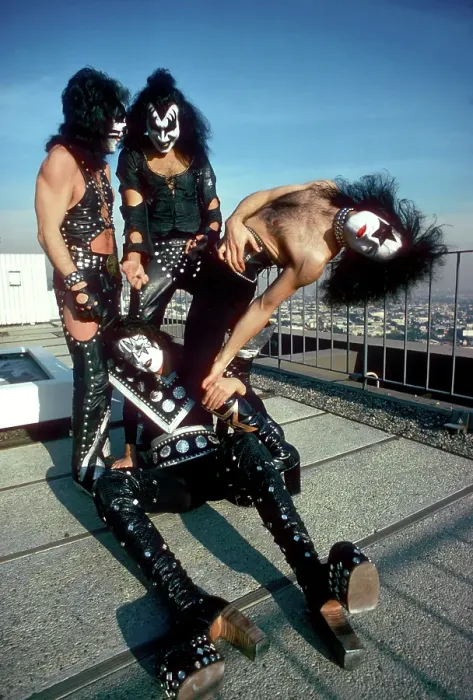Framed Print : Kiss Portrait Session In LA
