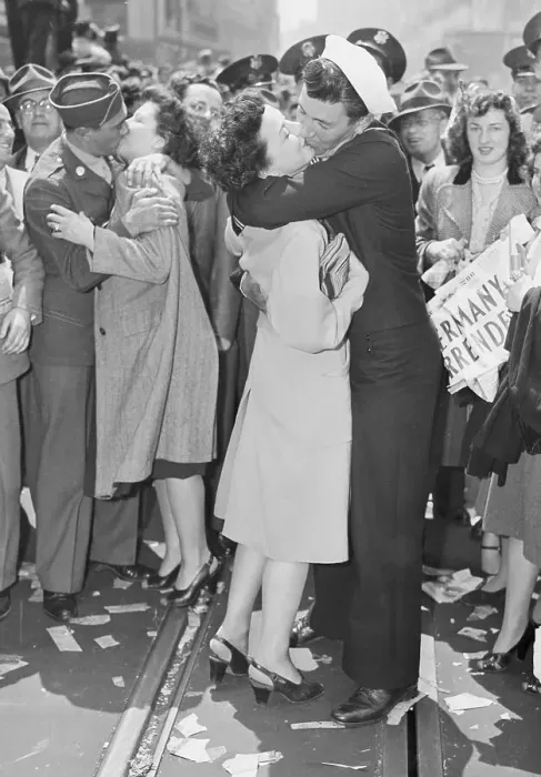 Framed Print : Kissing on V-E Day