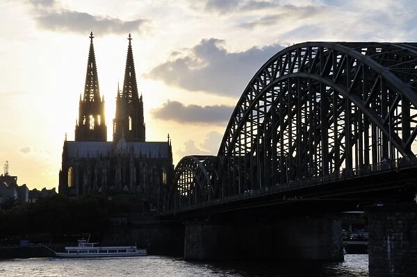 Koelner Dom, Cologne Cathedral at dusk, Cologne, North Rhine-Westphalia, Germany, Europe