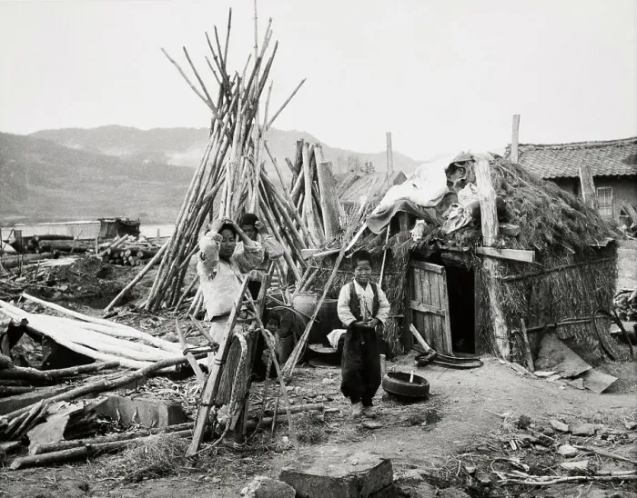 Framed Print : Koreans Returning to Yanggu Framed Print : Koreans Returning to Yanggu