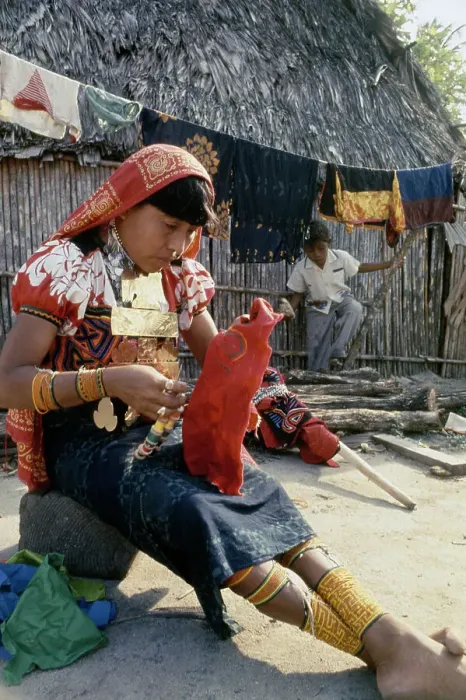 Framed Print : Kuna Woman Working On Mola Blouse