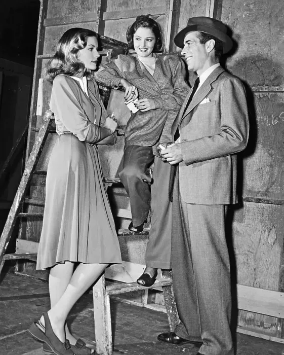 Framed Print : L. Bacall, H. Bogart & M. Vickers On Set