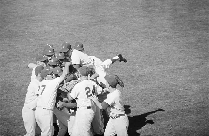 Framed Print : La Dodgers Players Mobbing Pitcher Framed Print : La Dodgers Players Mobbing Pitcher