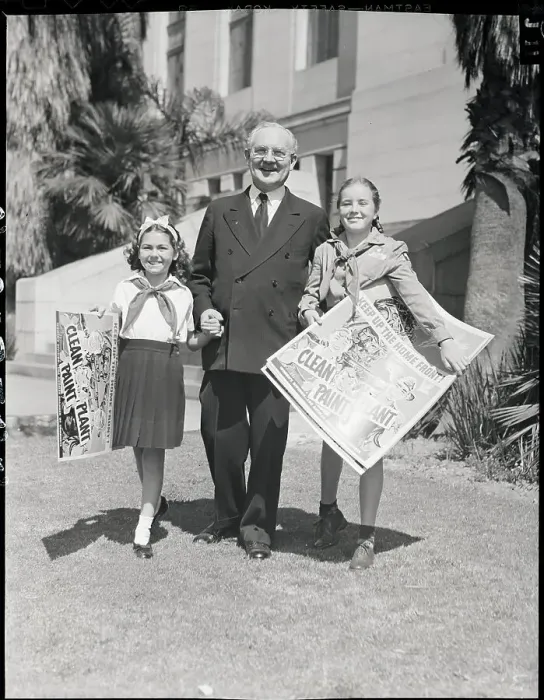 Framed Print : La Mayor With Clean Up Girls On Street Framed Print : La Mayor With Clean Up Girls On Street