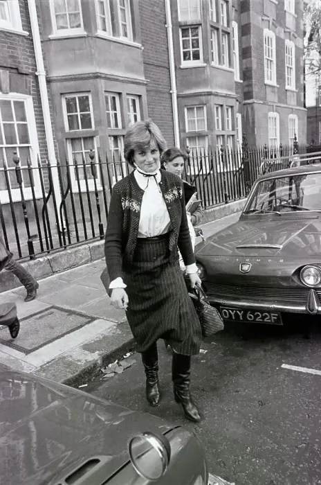 Framed Print : Lady Diana Spencer Leaves Her Flat Framed Print : Lady Diana Spencer Leaves Her Flat