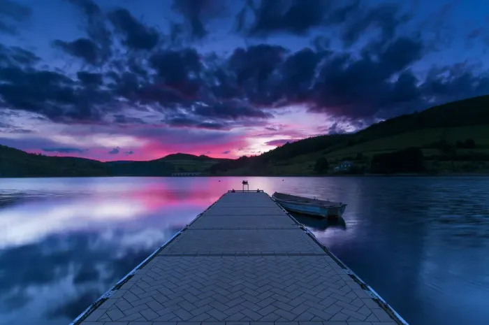 Framed Print : Ladybower Reservoir jetty at sunset. English Peak District