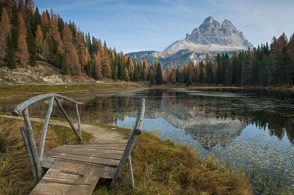Lago d Antorno in autumn, Drei Zinnen Nature Park, Dolomites, South Tyrol, Italy