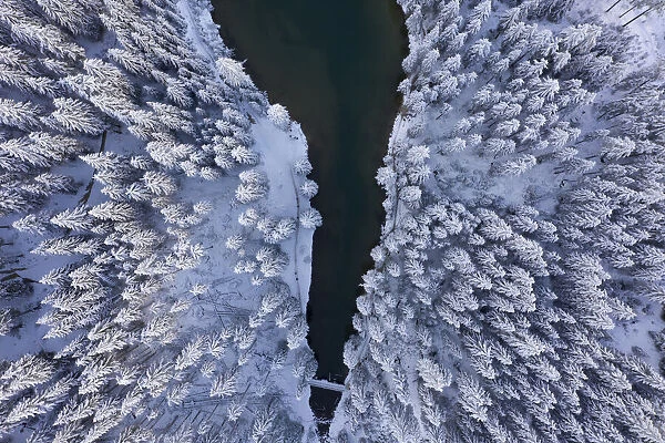 Lake tip in snowy surroundings