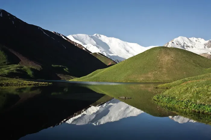 Framed Print : Lake Tolpur + peak Lenin ( Kyrgyzstan)