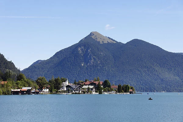 Lake Walchensee with the town of Walchensee and Jochberg Mountain, Kochel, Upper Bavaria, Bavaria, Germany, Europe
