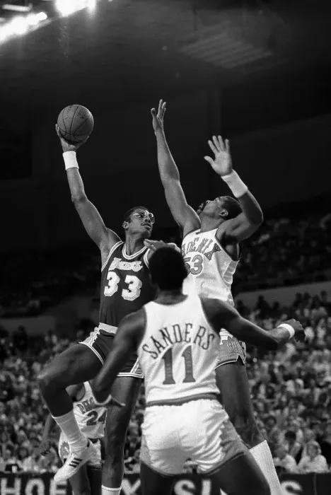 Framed Print : Lakers Abdul-Jabbar in a Hook-Shot Framed Print : Lakers Abdul-Jabbar in a Hook-Shot