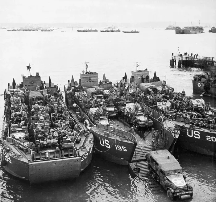 Framed Print : Landing Craft Loaded With Men And Equip Framed Print : Landing Craft Loaded With Men And Equip