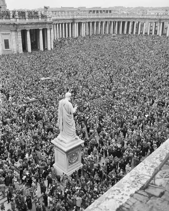 Framed Print : Large Statue Of St. Peter Towers Crowd Framed Print : Large Statue Of St. Peter Towers Crowd