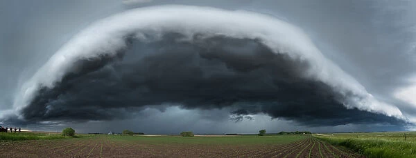 Large thunderstorm shelf cloud races over Minnesota, USA