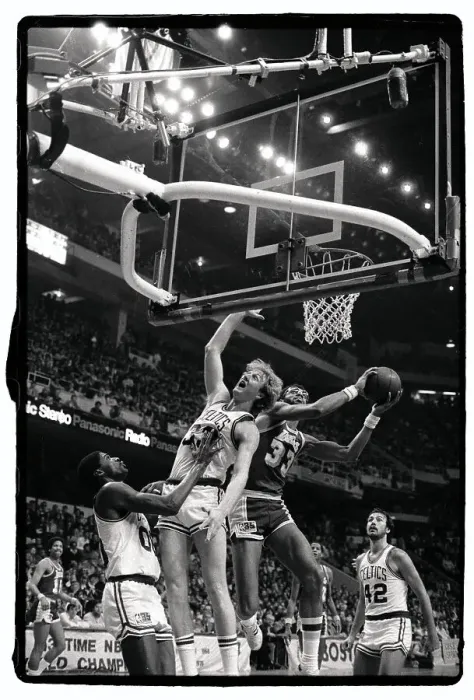 Framed Print : Larry Bird and Kareem Abdul-Jabbar in Action Framed Print : Larry Bird and Kareem Abdul-Jabbar in Action