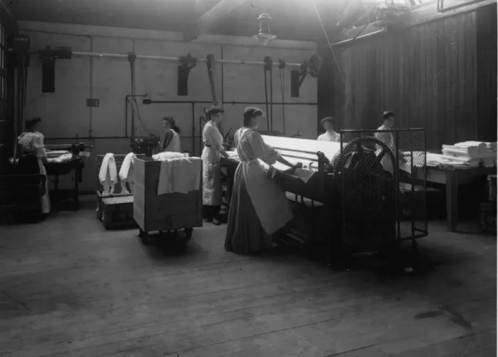Framed Print : Laundry. 1907: Women working at Carshalton Laundry. (Photo by Hulton Archive / Getty Images) Framed Print : Laundry. 1907: Women working at Carshalton Laundry. (Photo by Hulton Archive / Getty Images)