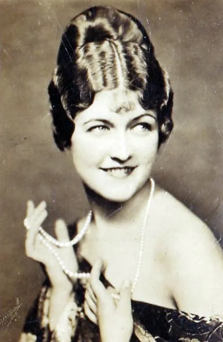 Framed Print : Laura La Plante, Beauties series, Player's Cigarettes collectible tobacco card, 1937 Framed Print : Laura La Plante, Beauties series, Player's Cigarettes collectible tobacco card, 1937