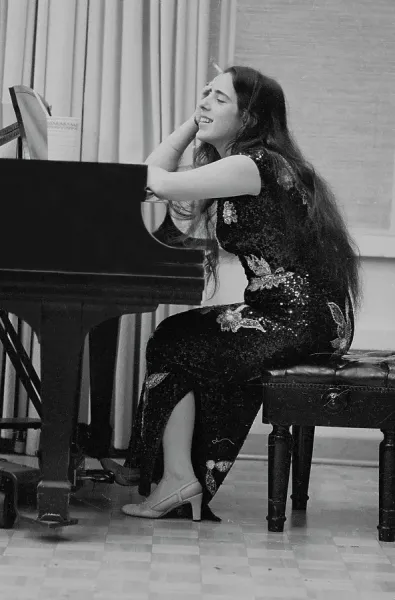 アート・デザイン・音楽 The Music of Laura Nyro Laura Nyro In The Studio Print, Circa 1969 New York City. Art