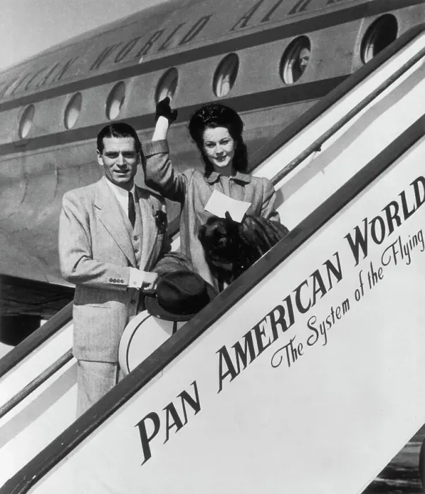 Framed Print : Laurence Olivier and Vivien Leigh on Airplane Gangway Framed Print : Laurence Olivier and Vivien Leigh on Airplane Gangway