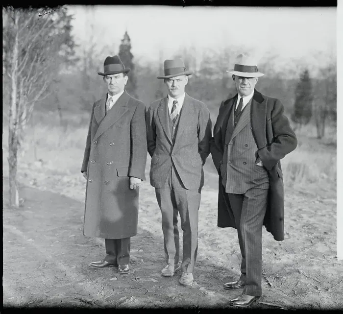 Framed Print : Law Officials on Lindbergh Kidnaping Scene Framed Print : Law Officials on Lindbergh Kidnaping Scene