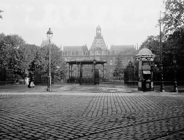 Le Havre. circa 1911: The Town Hall and public gardens at Le Havre
