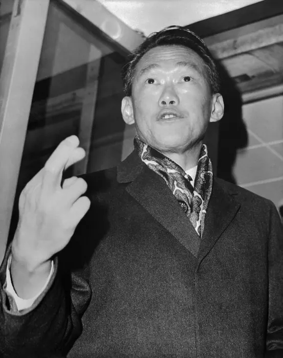 Framed Print : Lee Kuan Yew Motioning with Fingers Framed Print : Lee Kuan Yew Motioning with Fingers