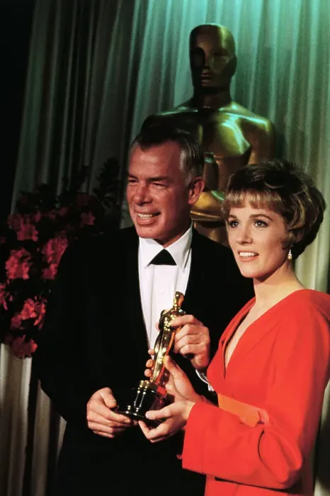 Framed Print : Lee Marvin and Julie Andrews Holding Oscar Framed Print : Lee Marvin and Julie Andrews Holding Oscar