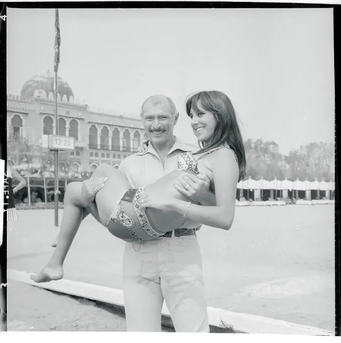 Framed Print : Lee Van Cleeft Carrying Elisabeth Juaret Browie Framed Print : Lee Van Cleeft Carrying Elisabeth Juaret Browie