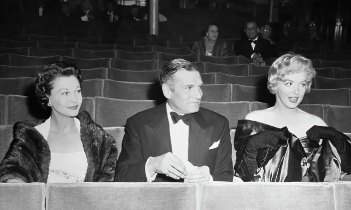 Framed Print : Leigh, Olivier and Monroe at Premiere Framed Print : Leigh, Olivier and Monroe at Premiere