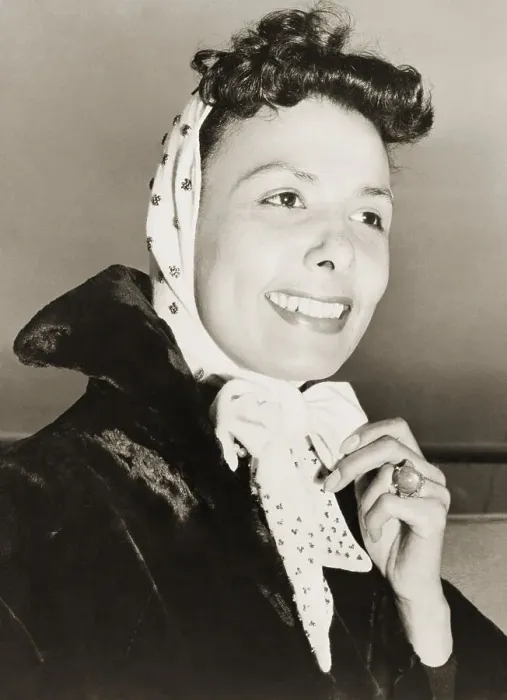 Framed Print : Lena Horne wearing Headscarf Framed Print : Lena Horne wearing Headscarf