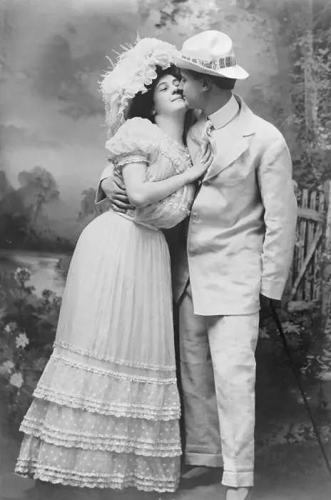 Framed Print : Full Length Couple Kissing Framed Print : Full Length Couple Kissing
