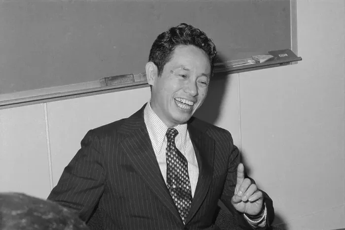 Framed Print : Leo Esaki Speaking to Press near Blackboard Framed Print : Leo Esaki Speaking to Press near Blackboard