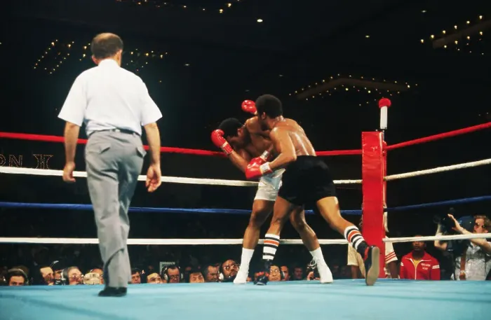 Framed Print : Leon Spinks Punching Muhammad Ali on Ropes