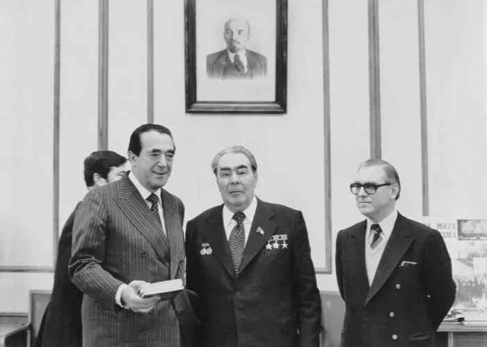 Framed Print : Leonid Brezhnev and Robert Maxwell Framed Print : Leonid Brezhnev and Robert Maxwell