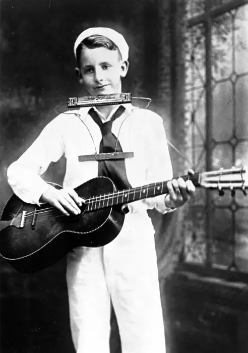 Framed Print : Les Paul And The Harmonica Holder He Invented As A Child