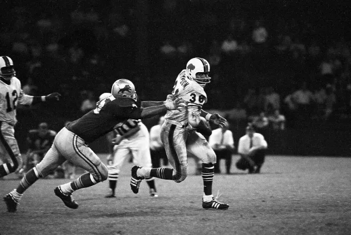 Framed Print : Lew Kamanu Tries to Grab O.J. Simpson Framed Print : Lew Kamanu Tries to Grab O.J. Simpson