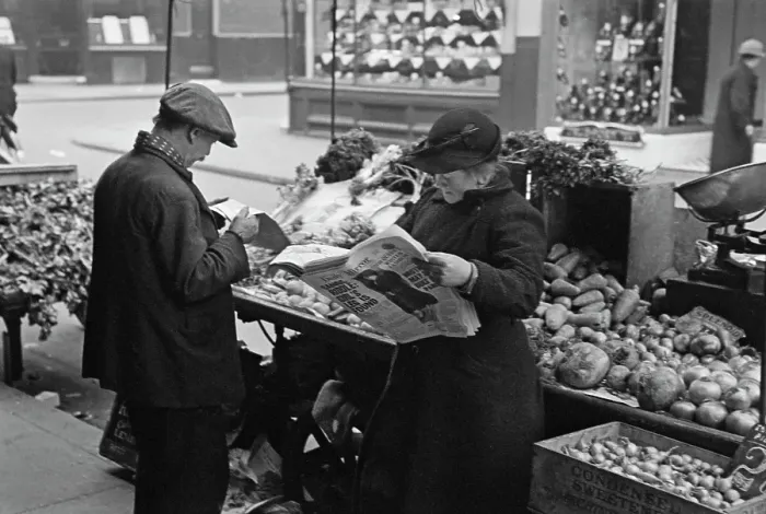 Framed Print : Life in the Lambeth Walk